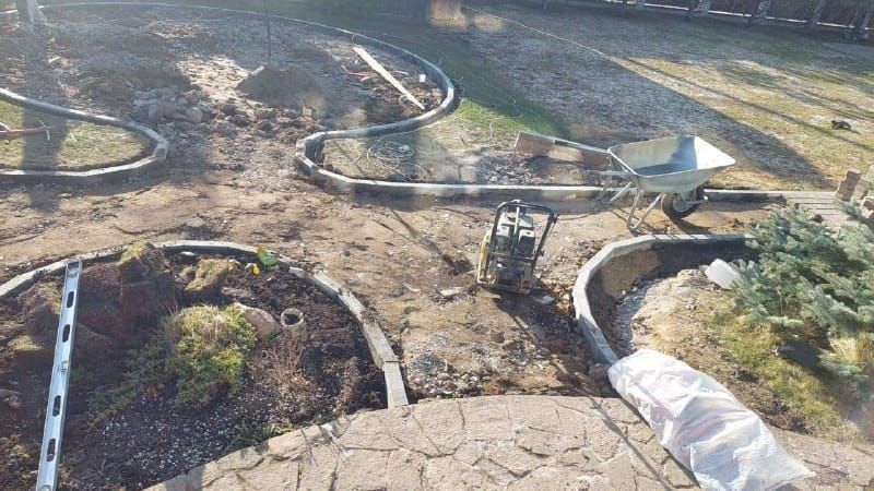 Участок до благоустройства: раскопанные клумбы под мощение, п. Балтийская Слобода