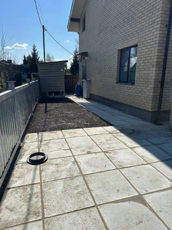 Участок после: плиты «Квадрат гладкий» 500×500 уложены